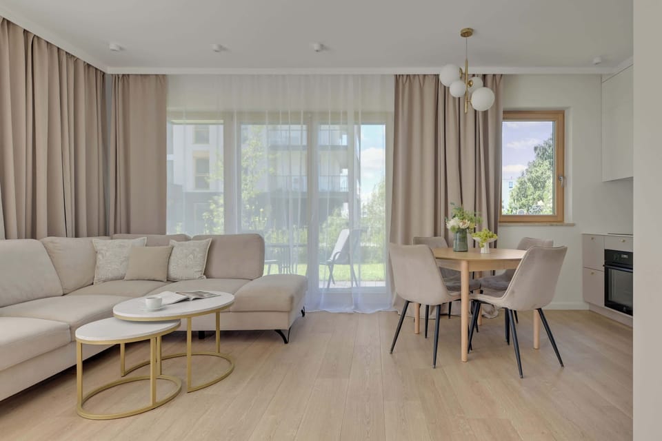 Przestronny salon stanowi centralną część apartamentu. Znajduje się tu wygodna, rozkładana kanapa, która może pełnić funkcję dodatkowego miejsca do spania. Obok znajduje się telewizor z kanałami kablowymi oraz funkcją Smart TV.