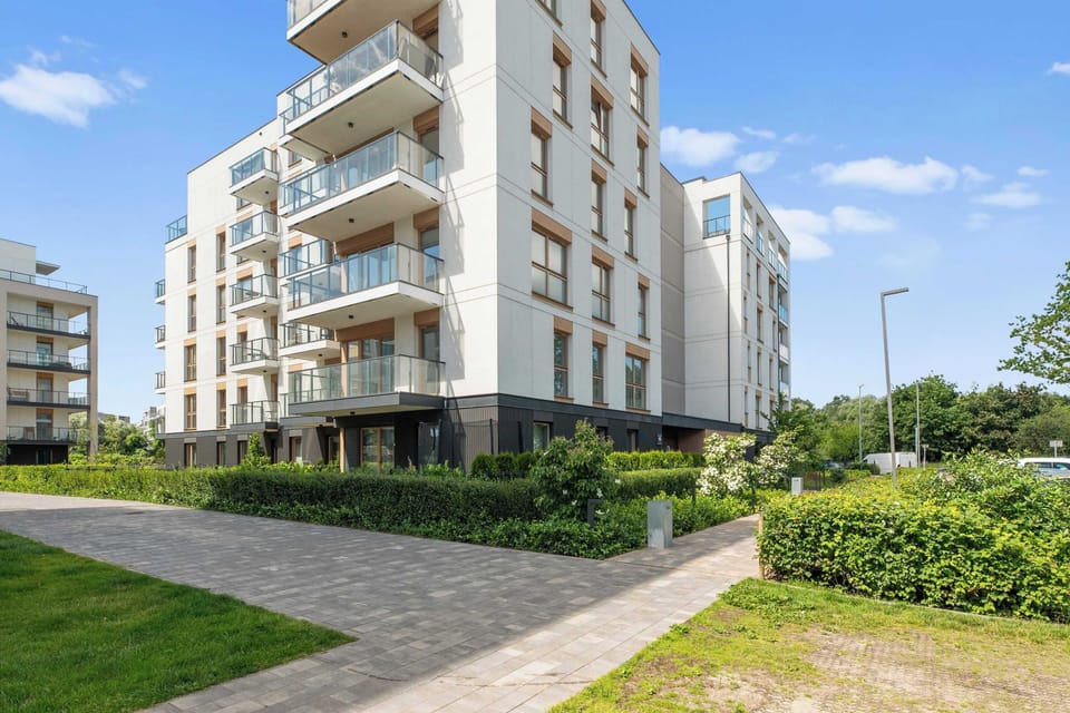 W niedalekiej odległości znajduje się plaża w Brzeźnie z promenadą, molo, trasami spacerowymi i rowerowymi oraz punktami gastronomicznymi - idealna na poranny spacer, aktywny wypoczynek lub relaks nad morzem.