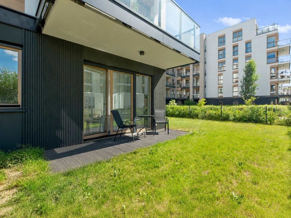 Dużym atutem apartamentu jest prywatny ogródek z wyjściem bezpośrednio z części dziennej. Do dyspozycji Gości przygotowano meble ogrodowe, które sprawdzą się idealnie podczas porannej kawy.