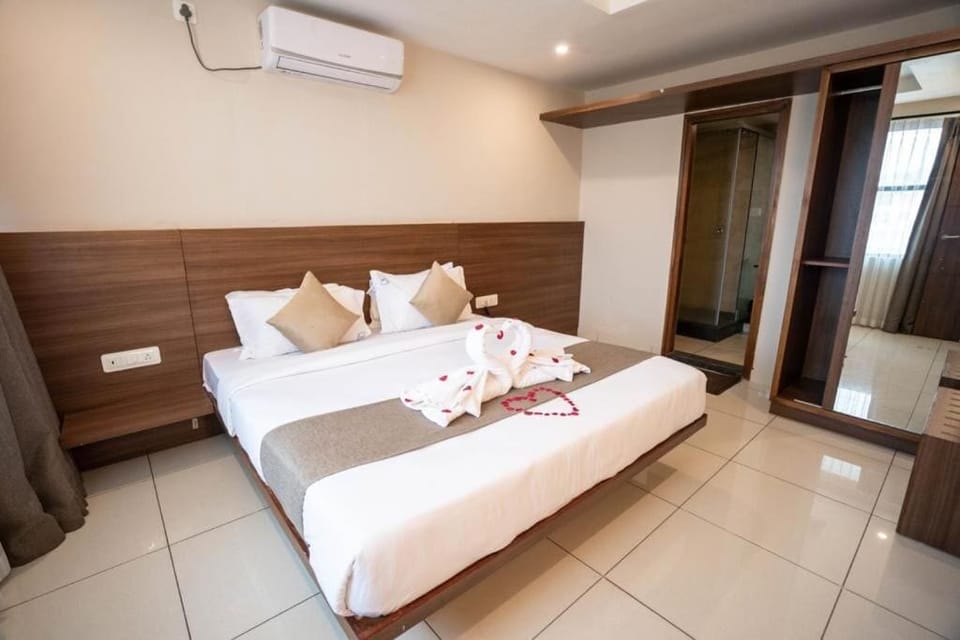 Deluxe Suite, City View | Desk, soundproofing, WiFi (free)