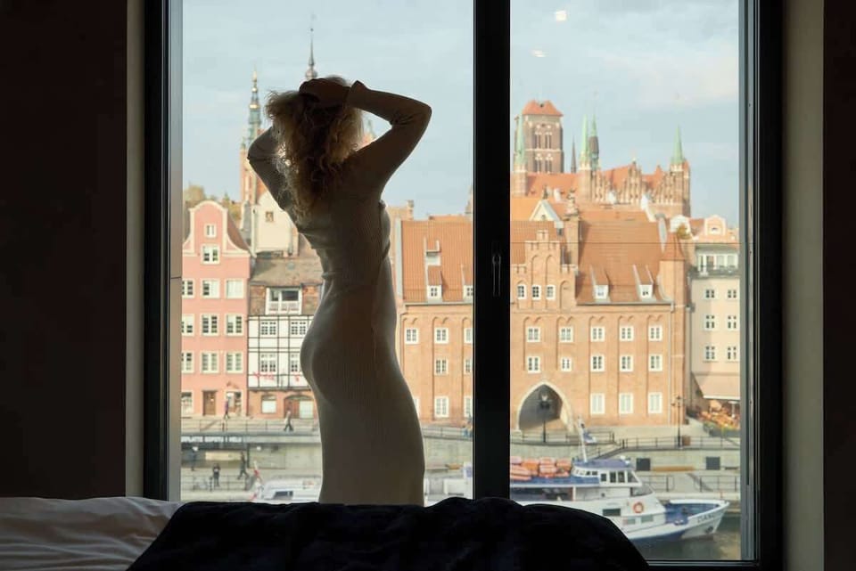 Do dyspozycji gości przygotowano dwie osobne sypialnie. Jedna posiada łóżko małżeńskie, druga dwa łóżka pojedyncze.