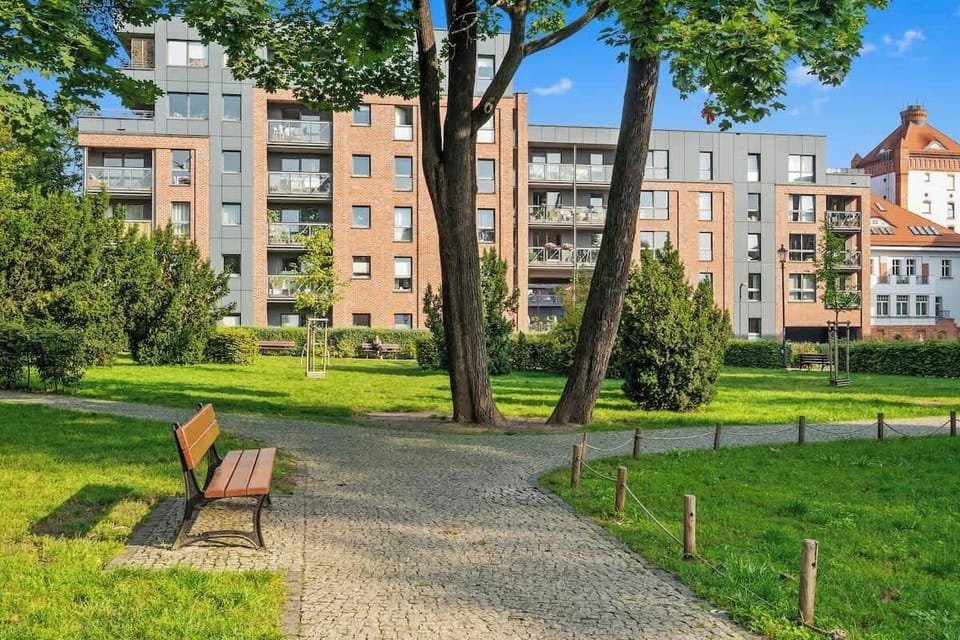 Apartament przy ul. Lelewela w Gdańsku położony jest obok stacji Wrzeszcz, z doskonałymi połączeniami komunikacyjnymi i dostępem do kawiarni, restauracji oraz Galerii Metropolia