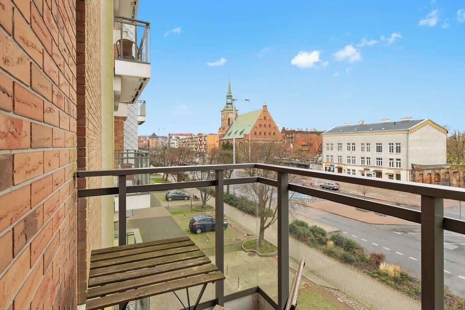 Apartament posiada przytulny balkon z wygodnym zestawem mebli, idealny na poranną kawę czy wieczorny relaks.