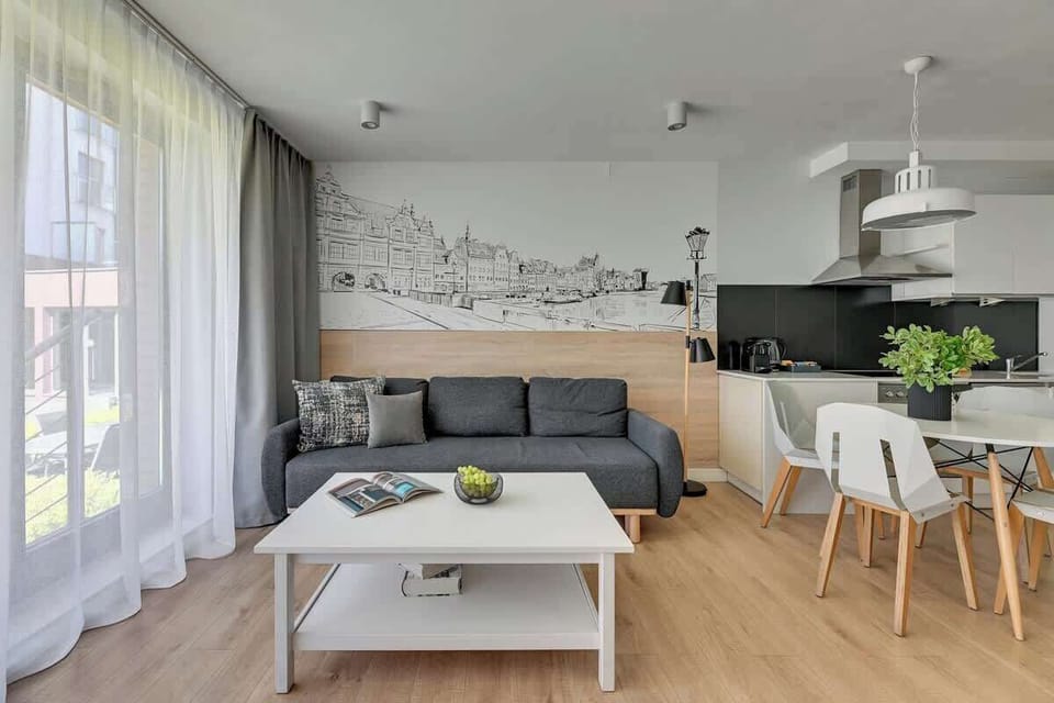 Centralnym punktem salonu jest stylowa rozkładana sofa z funkcją spania, doskonała do relaksu po intensywnym dniu lub jako przytulne miejsce dla gości. 