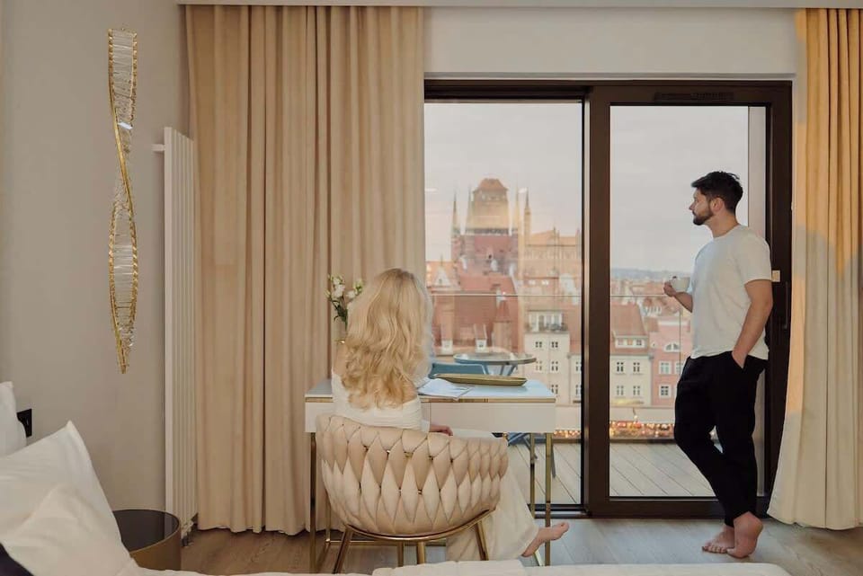 Centralnym punktem apartamentu jest komfortowe łóżko małżeńskie z wysokiej jakości materacem. Naprzeciwko znajduje się rozkładana sofa z funkcją spania. Całość dopełnia telewizor z funkcją Smart TV, umożliwiający relaks po dniu pełnym wrażeń.