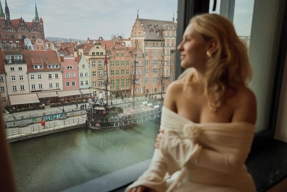 Niewątpliwym atutem apartamentu jest prywatny balkon z widokiem na rzekę Motława – idealne miejsce na poranną kawę, chwilę relaksu lub wieczorny kieliszek wina w wyjątkowej scenerii.
