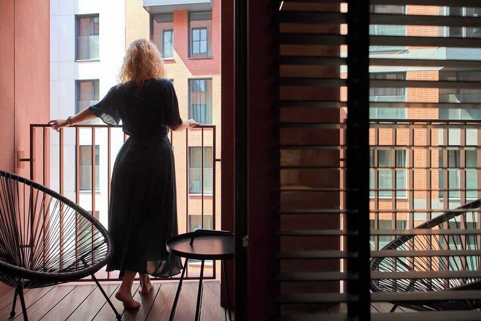 Dodatkowym atutem apartamentu jest przyjemny balkon z wyjściem z salonu — idealne miejsce na łyk porannej kawy, lub wieczornego drinka. 