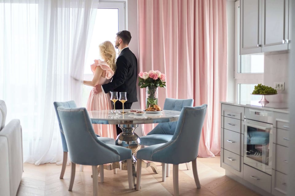 Przestronny salon został wyposażony w wygodną, rozkładaną sofę, telewizor Smart TV oraz panoramiczne okna, które wypełniają wnętrze naturalnym światłem.