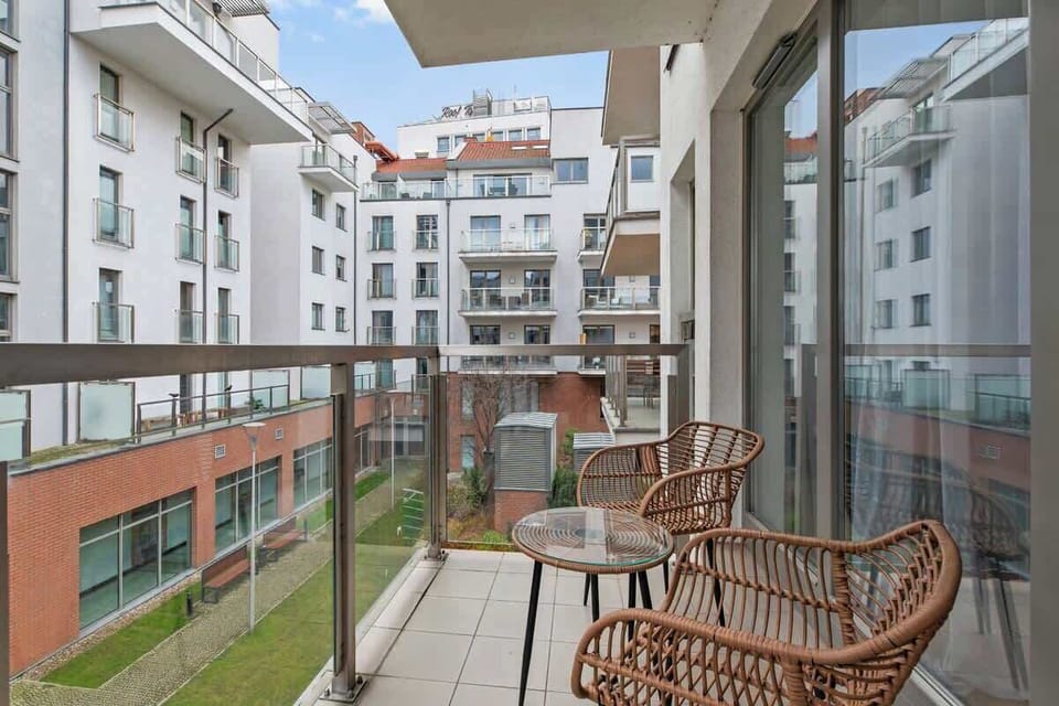 Ze studia prowadzi wyjście na balkon, gdzie można wypić poranną kawę lub odpocząć po dniu pełnym wrażeń.
