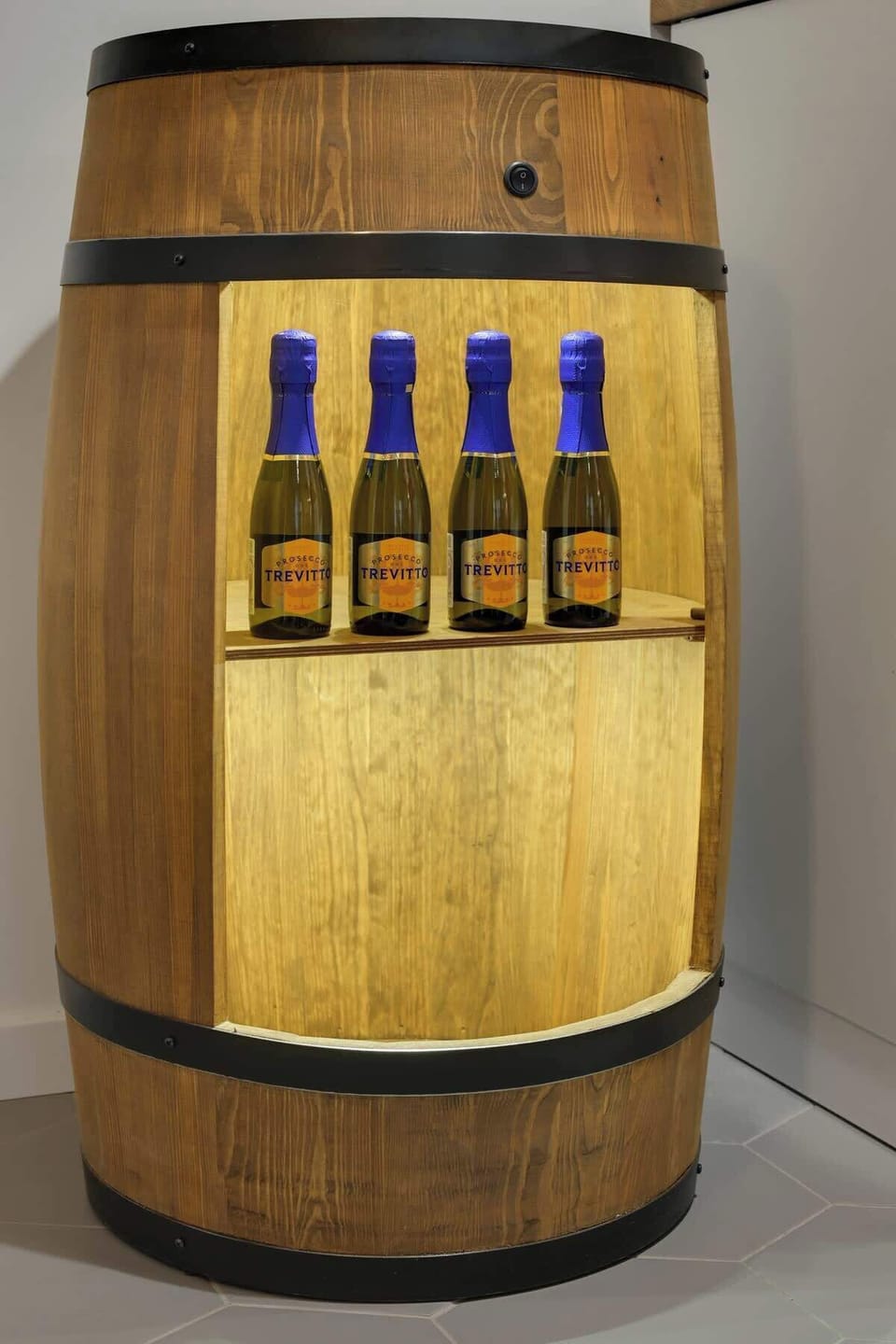 Obok znajduje się w pełni wyposażony aneks kuchenny z retro lodówką, zmywarką i płytą grzewczą. Drewniany blat z wysokim stołem i hokerami tworzy przytulną jadalnię, a na gości czeka zestaw powitalny z kawą, herbatą i przyprawami.