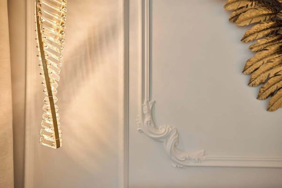 Eleganckie studio łączy luksus z komfortem. Złote detale i lustro nad łóżkiem podkreślają stylowy design, a beżowo-złota kolorystyka sprzyja relaksowi. Dla wygody gości przygotowano minibar.