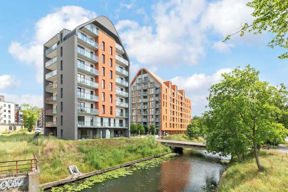Wyspa Spichrzów w Gdańsku przeżywa prawdziwe odrodzenie. Przyjemne restauracje oraz kawiarnie, nowoczesne, atrakcyjne dla oka apartamentowce, dostęp do rzeki oraz bliskość Starego Miasta to jej największe plusy.