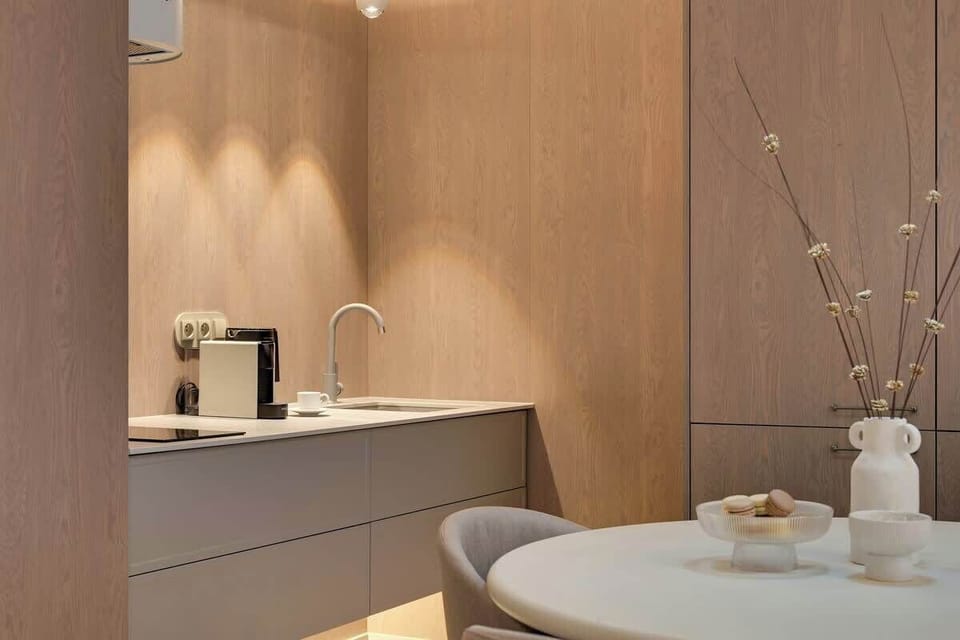 Centralnym miejscem jest klimatyzowany salon połączony z aneksem kuchennym, w którym znajduje się zmywarka, płyta grzewcza, czajnik oraz ekspres do kawy. Tuż obok aneksu usytuowany jest stół jadalniany z wygodnymi krzesłami.