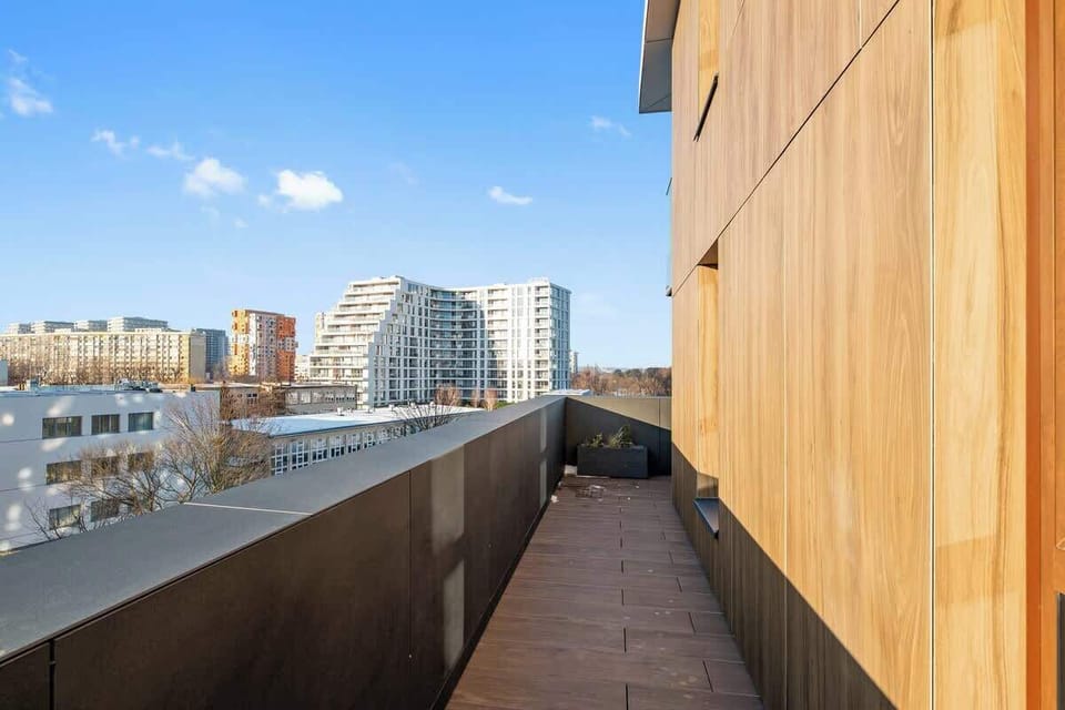 Z salonu prowadzi wyjście na balkon wyposażony w komplet mebli ogrodowych, idealny do relaksu przy porannej kawie lub wieczornym odpoczynku.