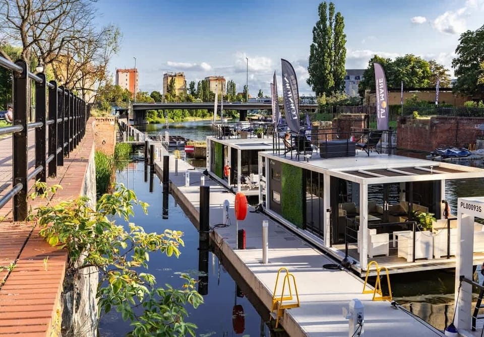 W pobliżu znajdują się restauracje, kawiarnie, bary, sklepy oraz nabrzeżne trasy spacerowe, a okoliczne uliczki zachwycają architekturą i bogactwem zabytków. To idealna lokalizacja dla osób poszukujących wygody, jak i wyjątkowego klimatu Gdańska.