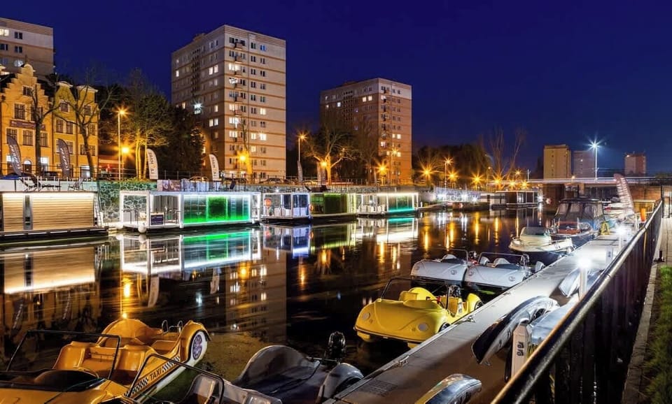 W pobliżu znajdują się restauracje, kawiarnie, bary, sklepy oraz nabrzeżne trasy spacerowe, a okoliczne uliczki zachwycają architekturą i bogactwem zabytków. To idealna lokalizacja dla osób poszukujących wygody, jak i wyjątkowego klimatu Gdańska.