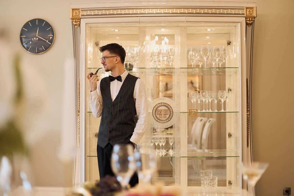 Klimatyzowany salon zachwyca przestrzenią i elegancją. Znajduje się tu wygodna sofa, telewizor z kanałami TV i Smart TV oraz dekoracyjny kominek. W części sypialnianej łóżko małżeńskie pod oknem sprzyja relaksowi w naturalnym świetle.
