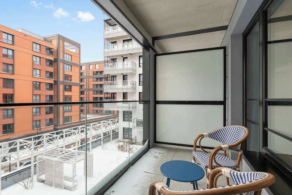 Dużym atutem jest bezpośrednie wyjście na balkon, gdzie można napić się porannej kawy lub złapać chwilę oddechu na świeżym powietrzu.