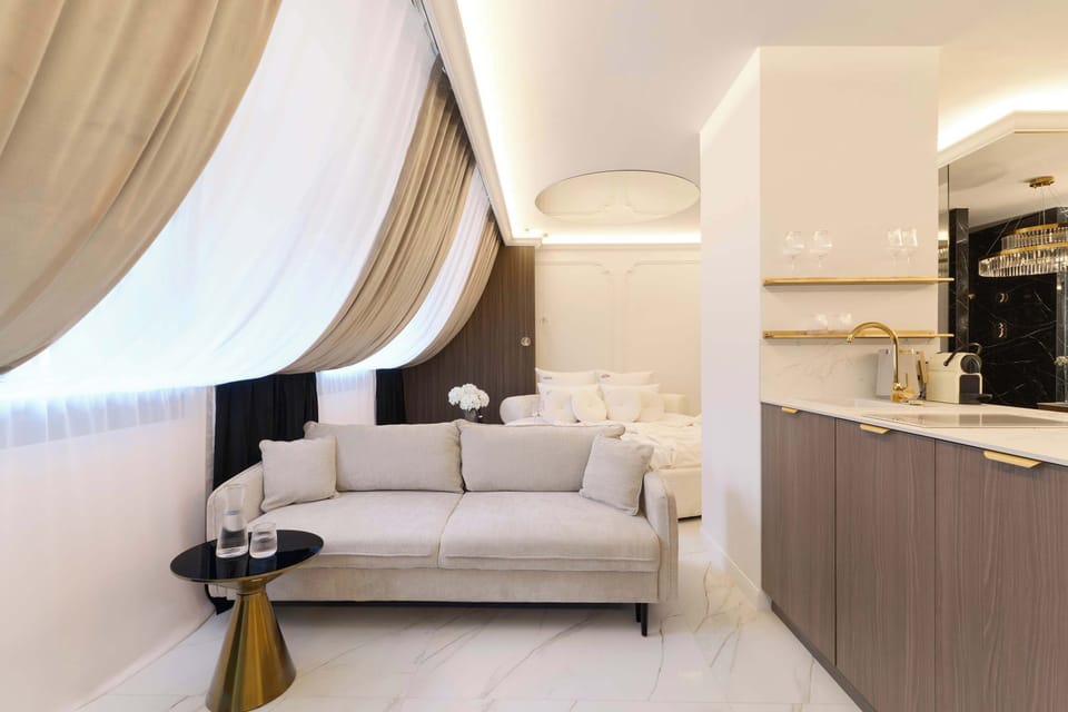 Najbardziej wyjątkowym elementem apartamentu jest prywatna strefa wellness z dużą wanną z funkcją hydromasażu/jacuzzi, umieszczoną na podwyższeniu i stanowiącą centralny punkt wnętrza.