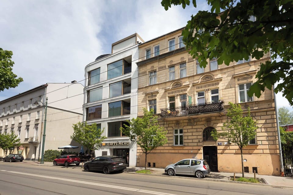 Nowoczesny budynek apartamentowy w eleganckiej części Krakowa, łączący współczesną architekturę z historycznym charakterem okolicy. Świetna lokalizacja zapewnia szybki dostęp do komunikacji, restauracji i atrakcji miasta.
