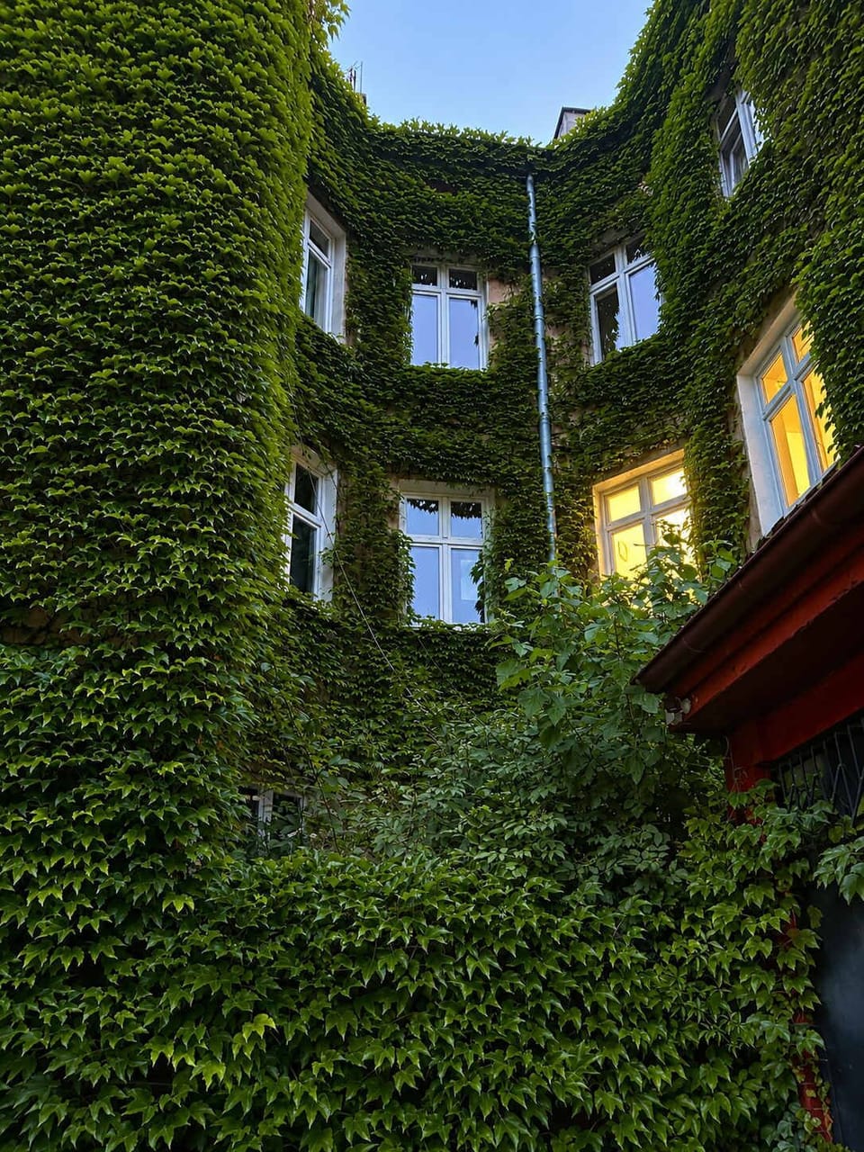 Nowoczesny budynek apartamentowy w eleganckiej części Krakowa, łączący współczesną architekturę z historycznym charakterem okolicy. Świetna lokalizacja zapewnia szybki dostęp do komunikacji, restauracji i atrakcji miasta.