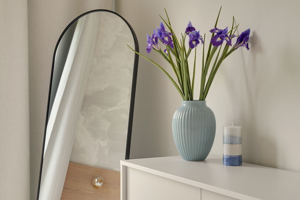 Apartament oferuje dwie oddzielne sypialnie urządzone w spokojnym, eleganckim stylu. W obu znajdują się wygodne łóżka małżeńskie, pojemne szafy oraz duże okna zapewniające naturalne światło i widok na zieleń.