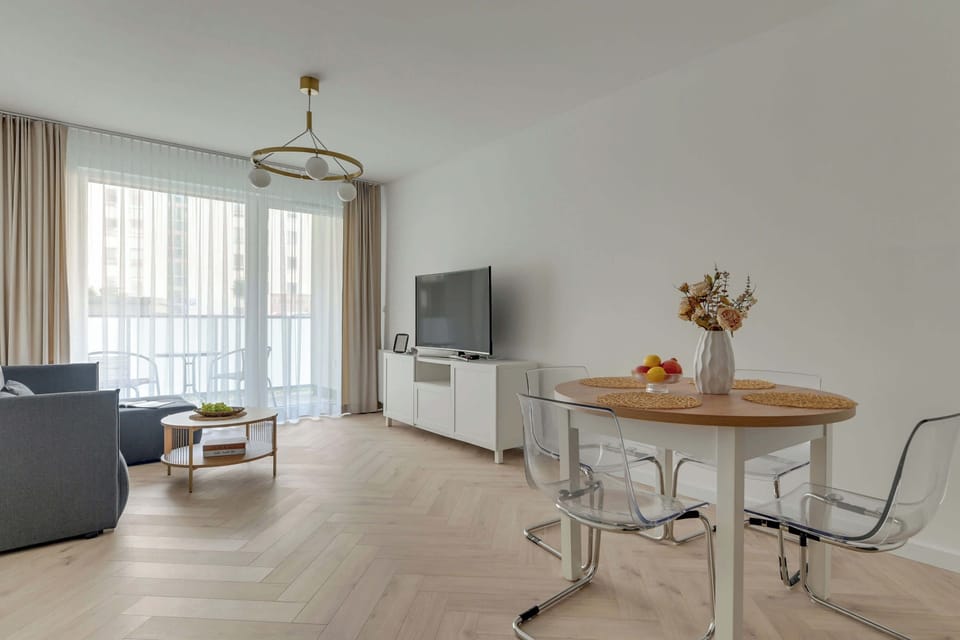 Przestronny salon z wygodną, rozkładaną sofą stanowi centralną część apartamentu i został zaprojektowany z myślą o komforcie oraz relaksie. 