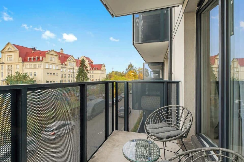 Z pokoju dziennego prowadzi wyjście na balkon, który pozwala cieszyć się świeżym powietrzem i widokiem na okolicę.