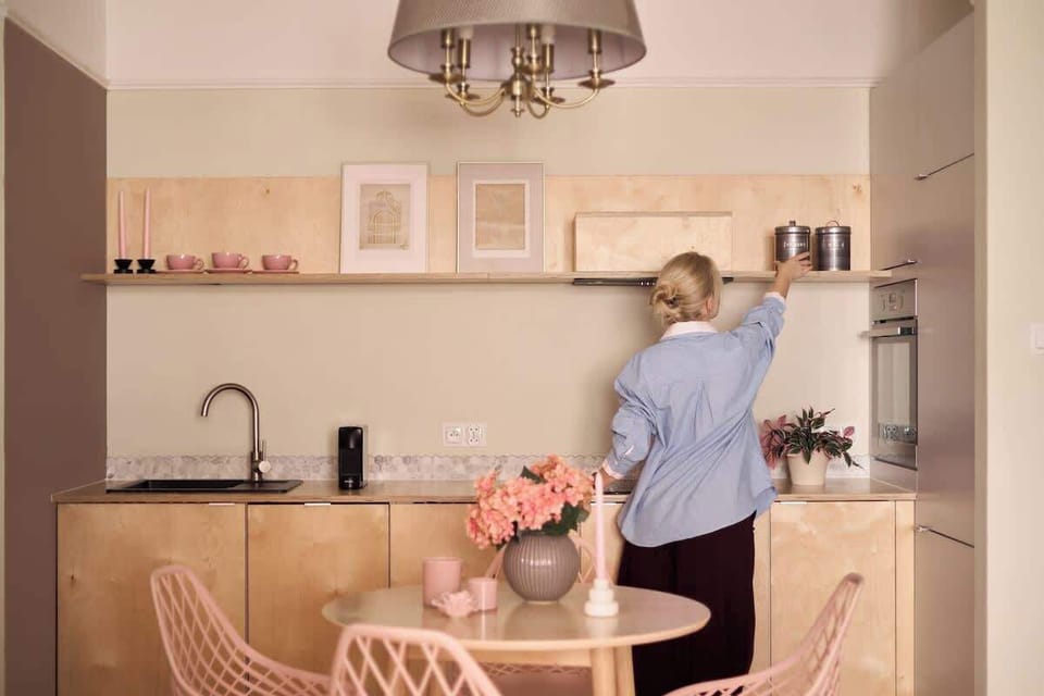 Goście mają do dyspozycji płytę indukcyjną, piekarnik oraz zmywarkę, dzięki czemu apartament świetnie sprawdzi się również podczas dłuższych pobytów i umożliwia swobodne przygotowywanie posiłków we własnym zakresie. 