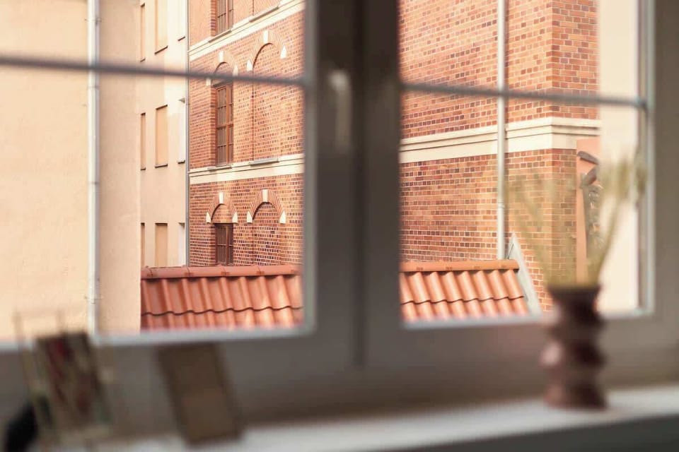 Centralnym punktem mieszkania jest przytulny salon z rozkładaną sofą z funkcją spania, która zapewnia dodatkowe miejsca noclegowe. Do dyspozycji Gości jest telewizor z telewizją naziemną oraz TV boxem, co pozwala spędzić wieczór w apartamencie.