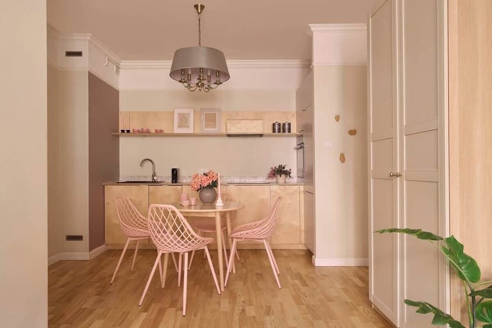 Goście mają do dyspozycji płytę indukcyjną, piekarnik oraz zmywarkę, dzięki czemu apartament świetnie sprawdzi się również podczas dłuższych pobytów i umożliwia swobodne przygotowywanie posiłków we własnym zakresie. 