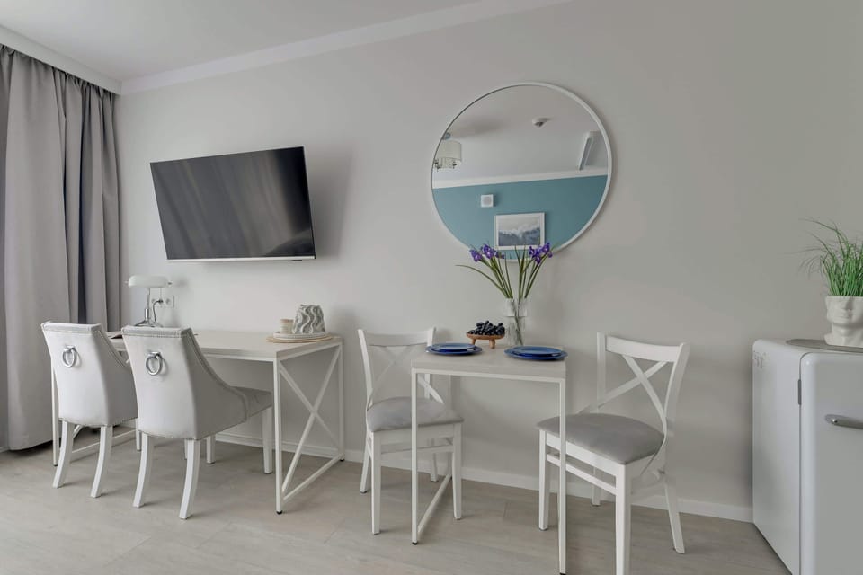 W części sypialnianej znajduje się łóżko małżeńskie, rozkładana sofa, telewizor Smart TV, biurko do pracy oraz pojemna szafa.