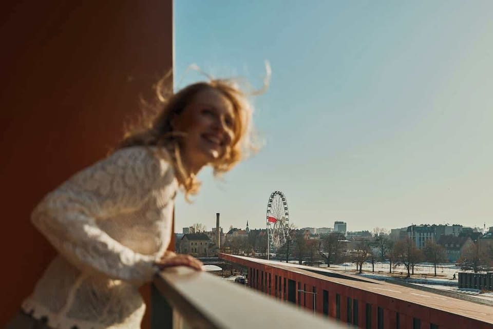 Dużym atutem jest bezpośrednie wyjście na balkon z widokiem na muzeum, gdzie można napić się porannej kawy lub złapać chwilę oddechu na świeżym powietrzu.