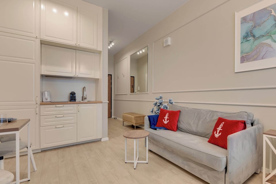 W apartamencie znajduje się wygodne łóżko małżeńskie, rozkładana sofa, telewizor Smart TV, miejsce do pracy oraz pojemna szafa.