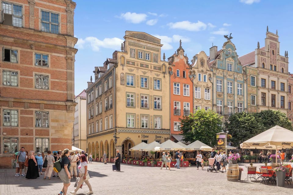 Zaledwie kilka kroków dzieli stąd Fontannę Neptuna, Ratusz Głównego Miasta oraz Dwór Artusa, a bliskość Motławy sprawia, że okolica zachwyca o każdej porze roku.