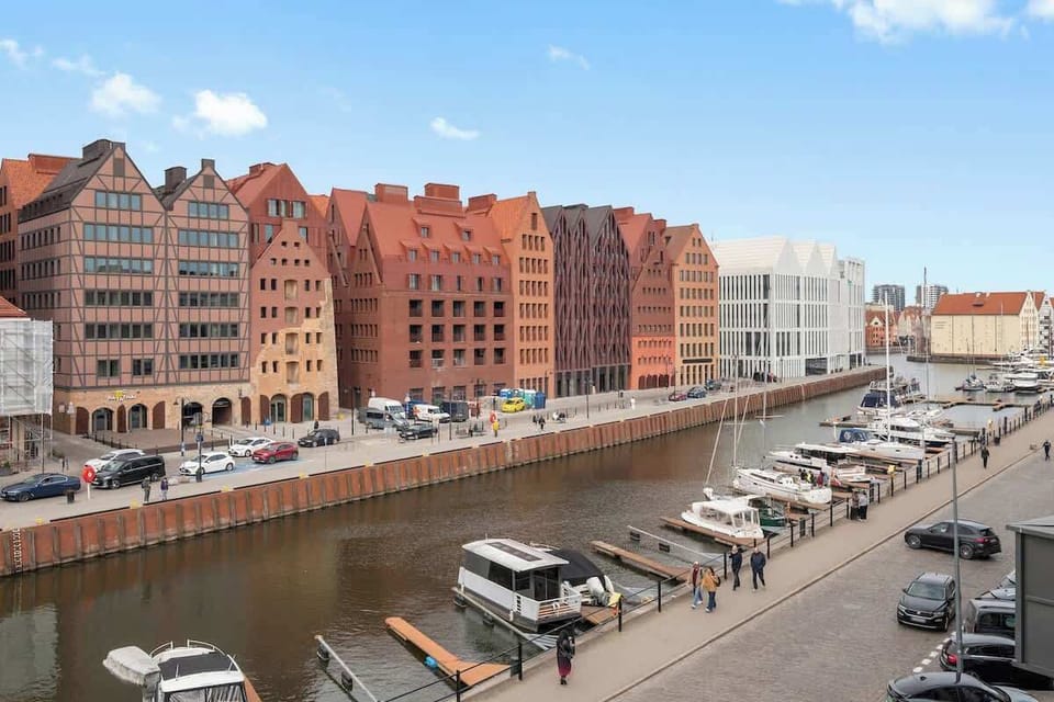 Waterlane to prestiżowy apartamentowiec położony tuż przy Starym Mieście w Gdańsku. W pobliżu znajdują się najważniejsze atrakcje turystyczne, a na parterze budynku dostępne są restauracje, kawiarnia i sklep spożywczy.