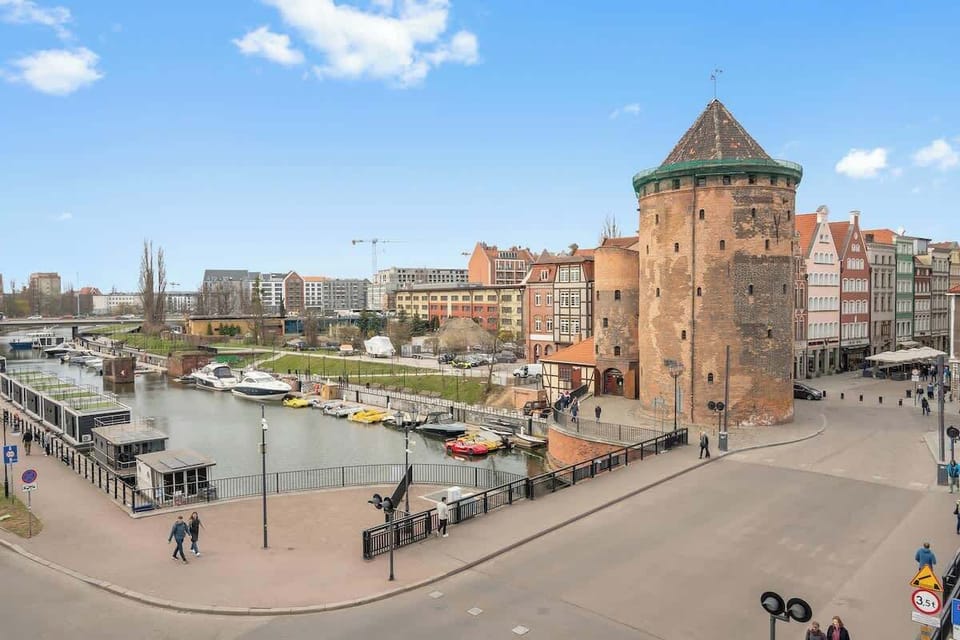 Dodatkowym atutem jest słoneczny balkon z widokiem na rzekę i miasto, który stanowi idealne miejsce na poranną kawę lub chwilę relaksu.