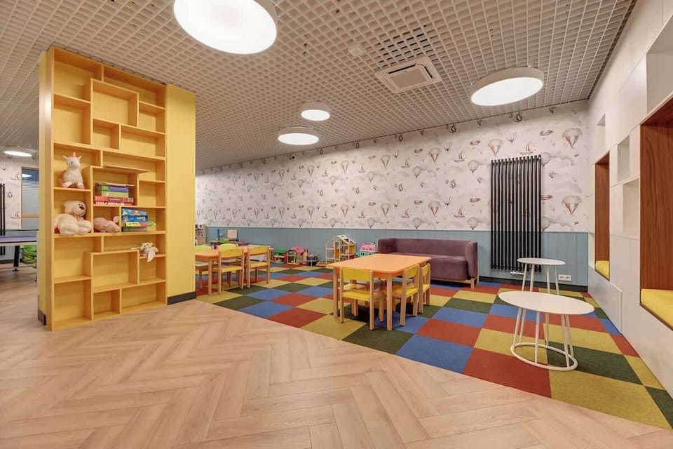Zaletą apartamentowca jest strefa wspólna budynku - składająca się z darmowej siłowni, bawialni dla dzieci oraz dodatkowo płatnej sauny.