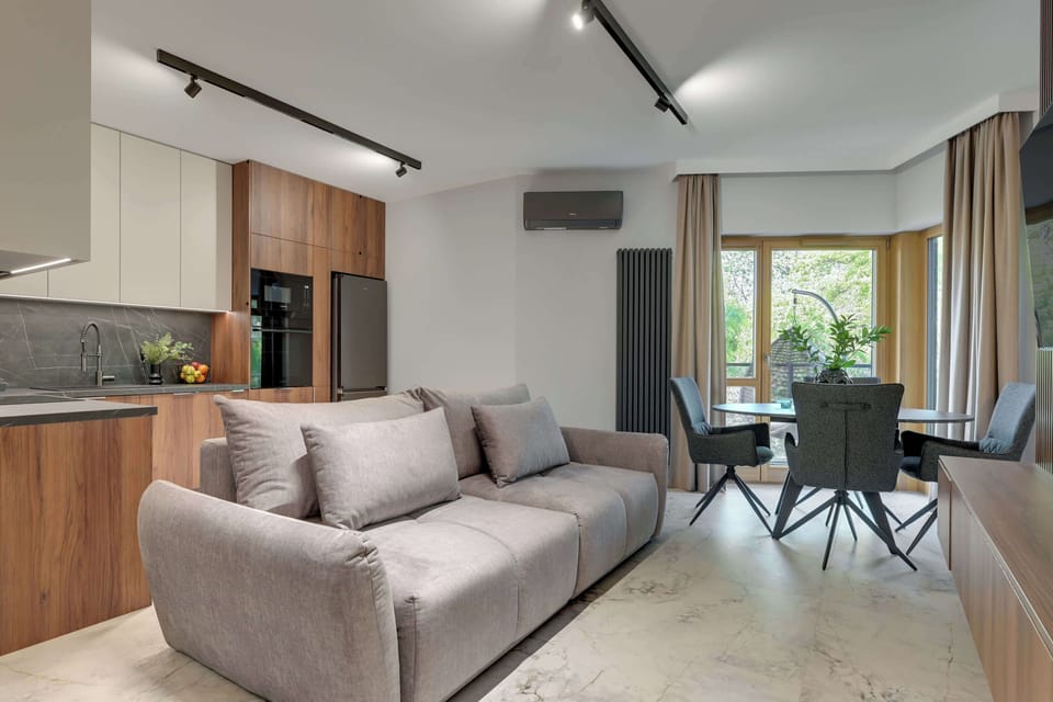 Elegancki apartament urządzony w nowoczesnym stylu z wysokiej jakości wykończeniem. Komfortowa strefa wypoczynkowa, wygodne łóżko, w pełni wyposażona kuchnia oraz starannie dobrane detale tworzą wyjątkową przestrzeń do relaksu i pracy.