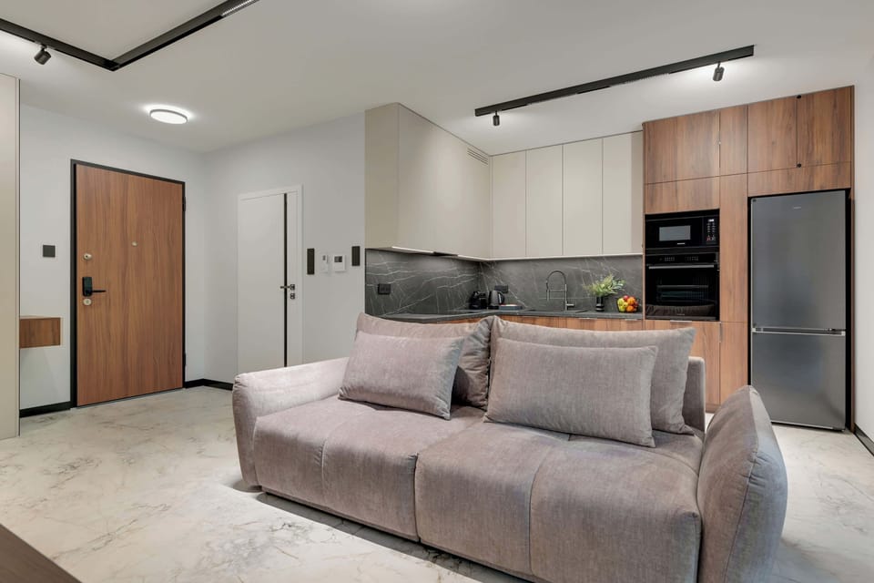 Elegancki apartament urządzony w nowoczesnym stylu z wysokiej jakości wykończeniem. Komfortowa strefa wypoczynkowa, wygodne łóżko, w pełni wyposażona kuchnia oraz starannie dobrane detale tworzą wyjątkową przestrzeń do relaksu i pracy.