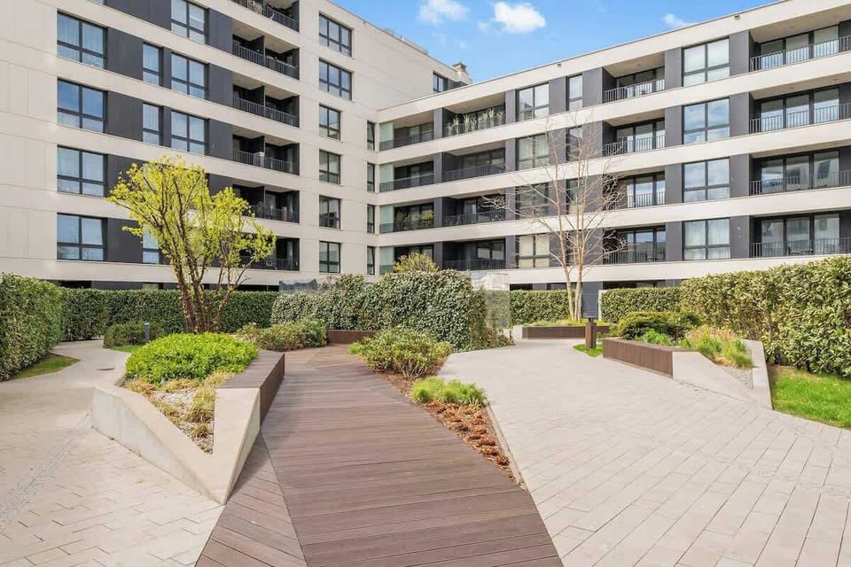 Apartament położony jest na 3. piętrze przy ul. Węglowej, w nowoczesnej części śródmieścia Gdyni, co czyni go doskonałą bazą wypadową do odkrywania uroków miasta i całego Trójmiasta.