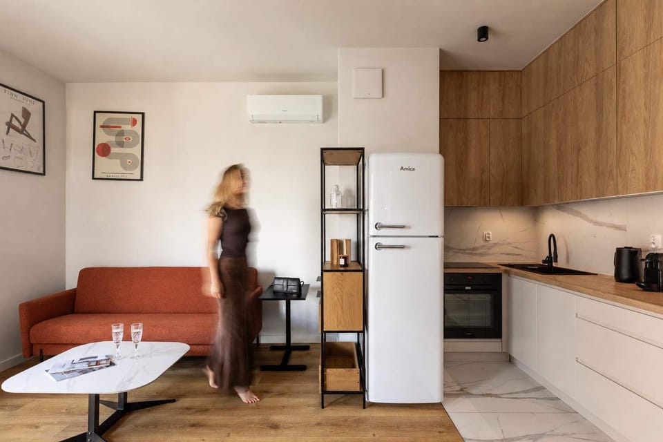 Salon stanowi komfortową i nowocześnie urządzoną strefę wypoczynkową apartamentu. Znajduje się tu wygodna sofa, która doskonale sprawdzi się podczas odpoczynku w ciągu dnia. 
