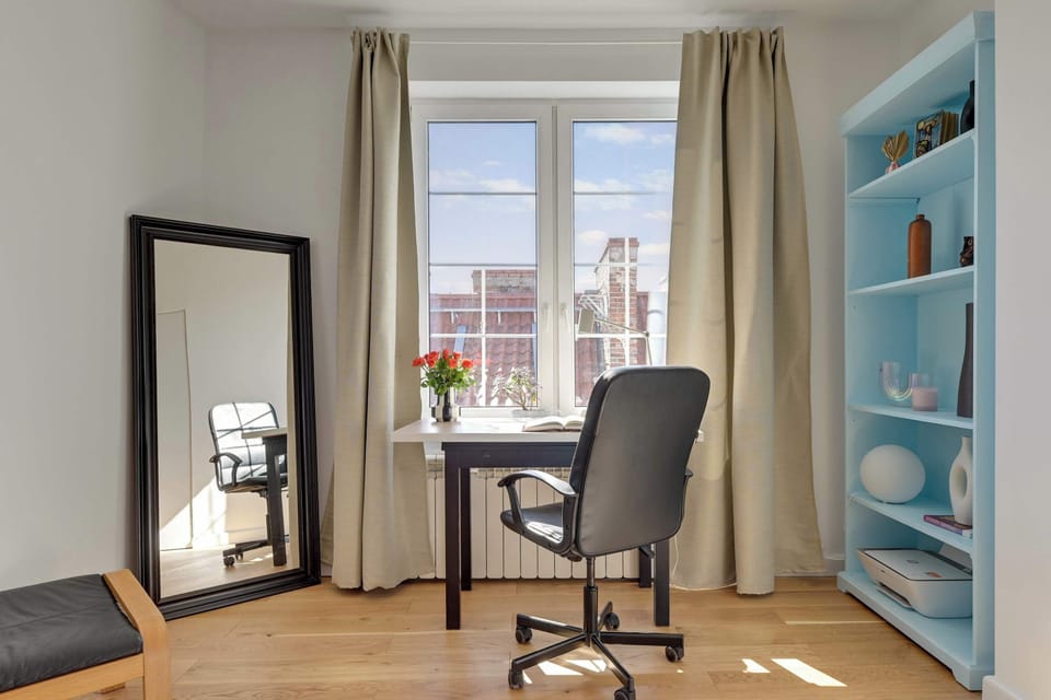 Apartament oferuje komfortową sypialnię z dużym łóżkiem dwuosobowym oraz pojemną szafą. Dodatkowe miejsca do spania zapewnia rozkładana sofa w salonie, dzięki czemu mieszkanie może wygodnie ugościć do 4 osób.