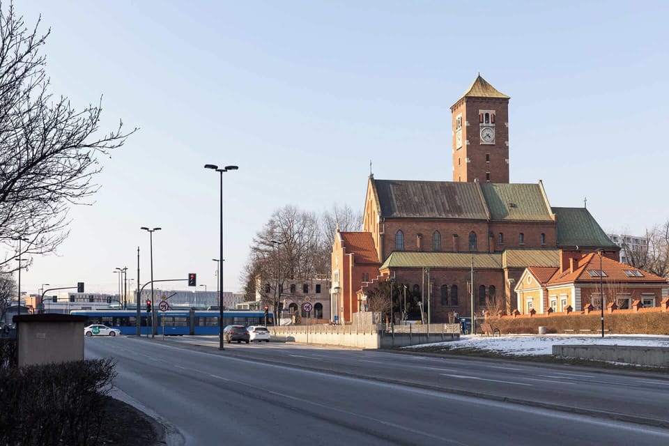 W zasięgu krótkiego spaceru znajdują się Dworzec Główny, Galeria Krakowska oraz Stare Miasto z jego licznymi zabytkami, restauracjami i kawiarniami.