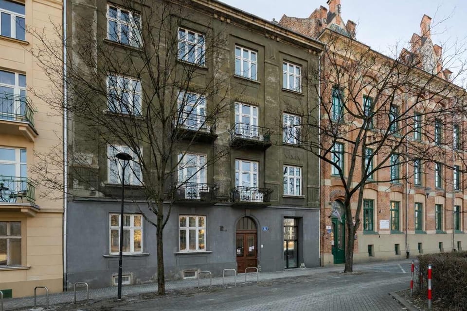 W zasięgu krótkiego spaceru znajdują się Dworzec Główny, Galeria Krakowska oraz Stare Miasto z jego licznymi zabytkami, restauracjami i kawiarniami.