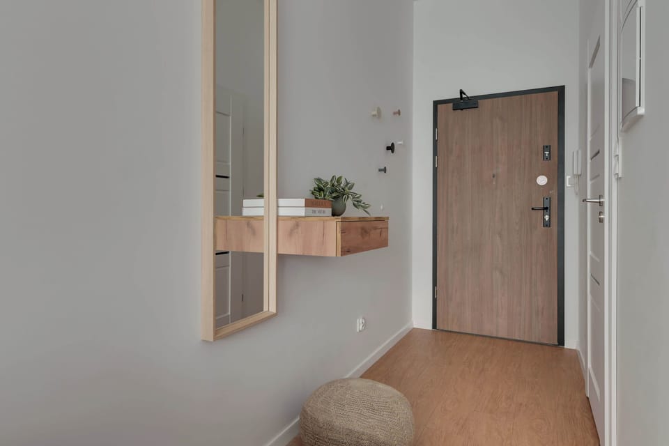 Przytulne studio urządzone w jasnych, naturalnych barwach, łączące komfortową strefę wypoczynkową z funkcjonalnym aneksem jadalnianym. Duże okna zapewniają dużo światła, tworząc idealne miejsce na relaks i pobyt w mieście.