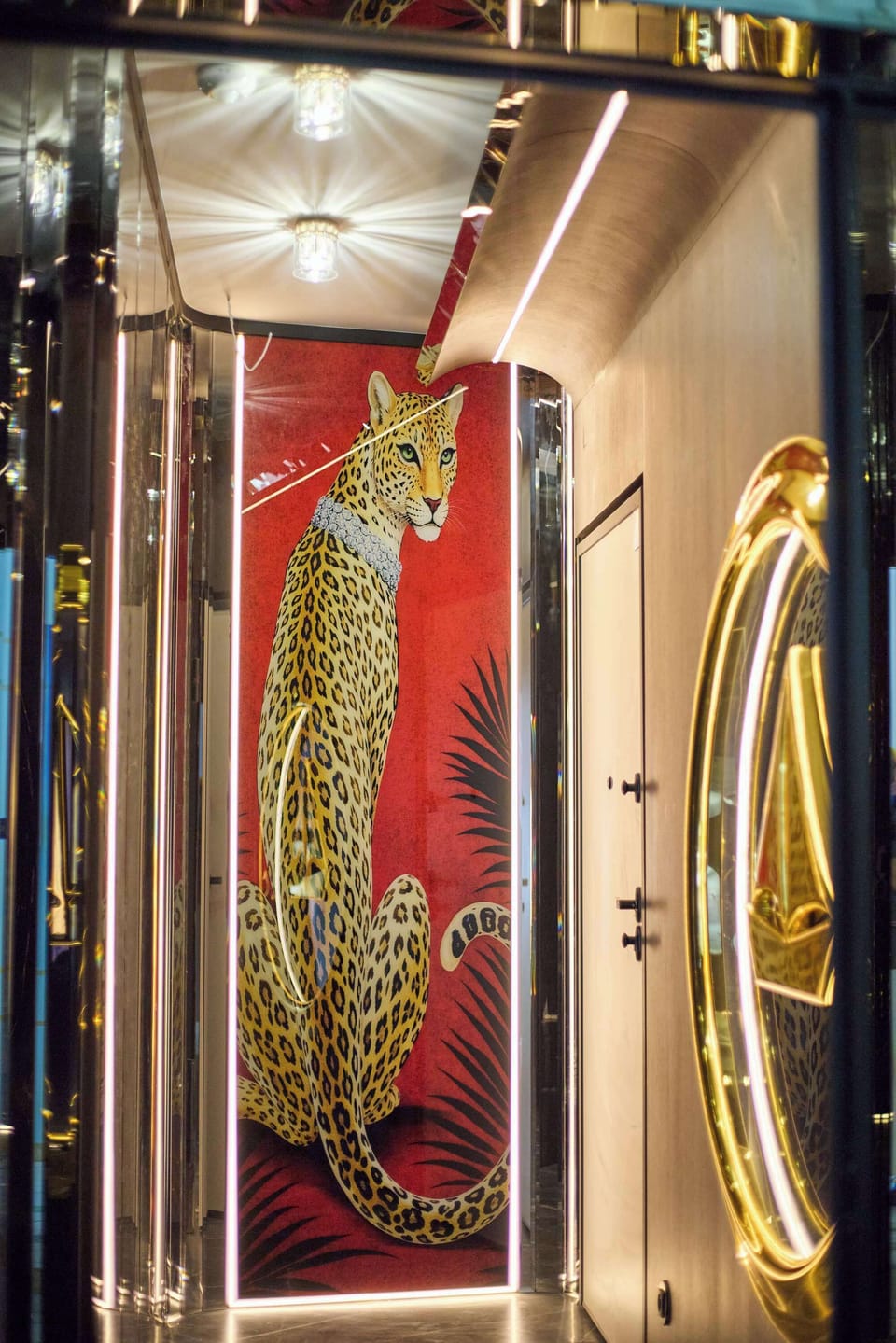 Apartament łączy luksusowy styl glamour, elementy art déco, głębokie kolory, złote detale, lustrzane powierzchnie oraz spektakularne oświetlenie. Każda część wnętrza została dopracowana tak, aby tworzyć spójną, elegancką i nastrojową przestrzeń.