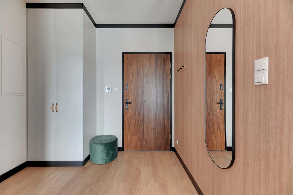Sercem apartamentu jest przestronny salon z wygodną, rozkładaną sofą z funkcją spania, stolikiem kawowym oraz telewizorem Smart TV z dostępem do kanałów kablowych.