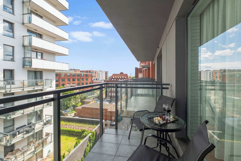 Dużym atutem apartamentu jest wyjście na balkon wyposażony w meble ogrodowe. To doskonałe miejsce na poranną kawę, chwilę relaksu na świeżym powietrzu lub spokojny wieczór.