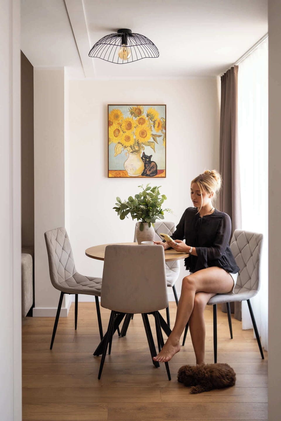 Salon stanowi komfortową strefę wypoczynku i relaksu. Znajduje się w nim wygodna kanapa. Naprzeciwko ustawiono telewizor z kanałami satelitarnymi oraz funkcją Smart TV.